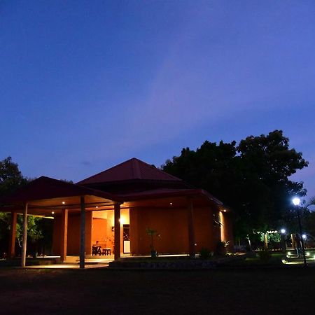 Indika Lake Resort Nuwarawewa East Zewnętrze zdjęcie