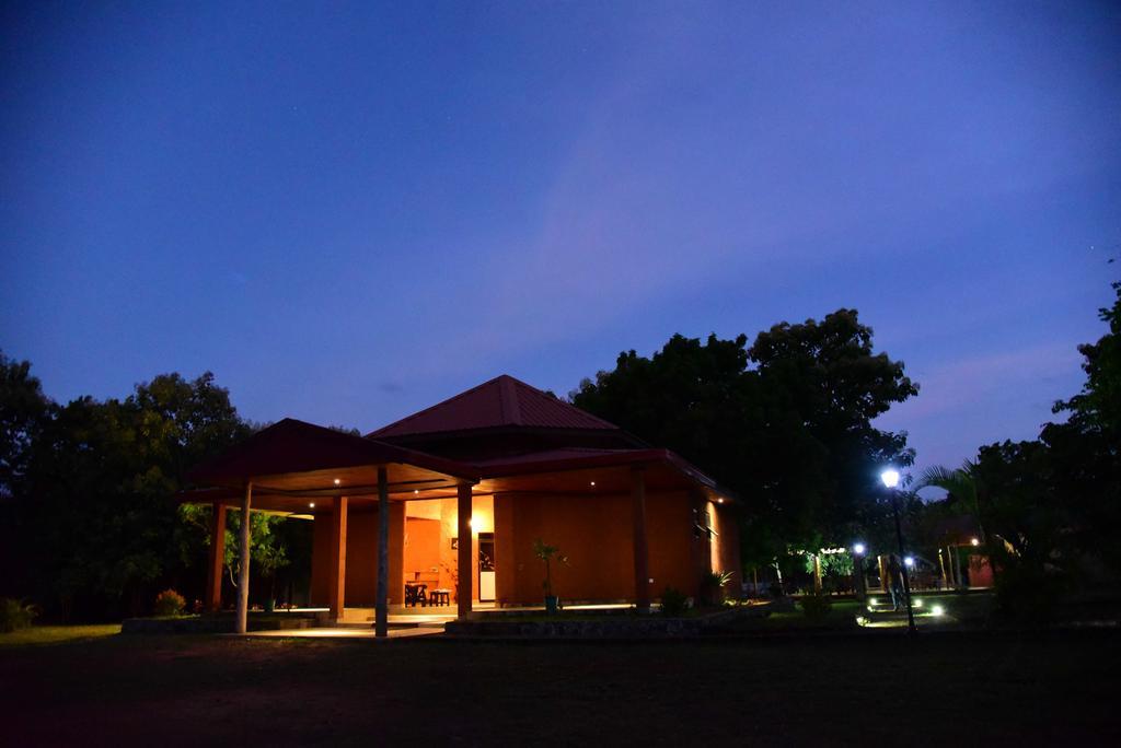 Indika Lake Resort Nuwarawewa East Zewnętrze zdjęcie