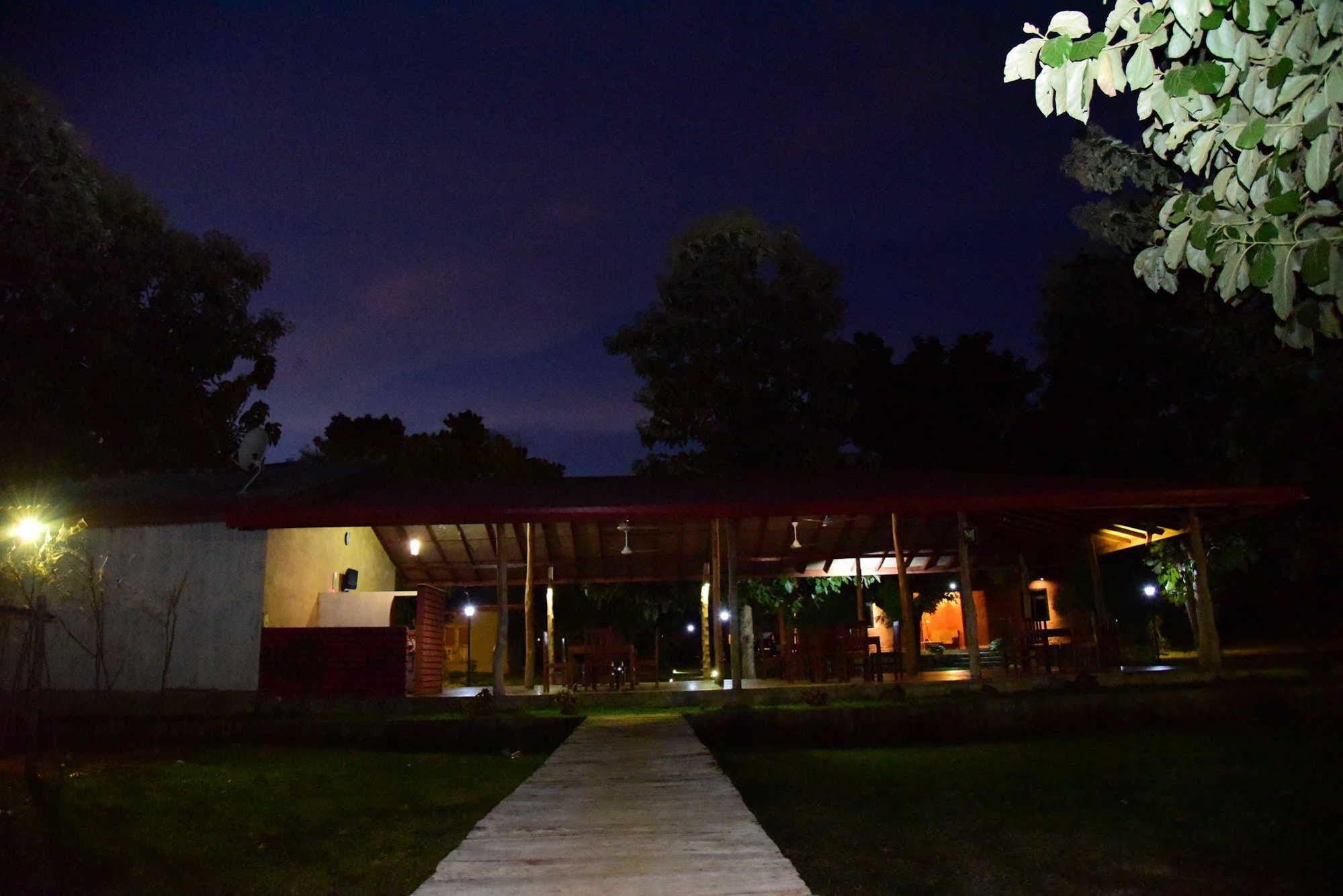 Indika Lake Resort Nuwarawewa East Zewnętrze zdjęcie